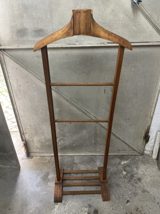 Camiseiro / cabideiro / mordomo de madeira