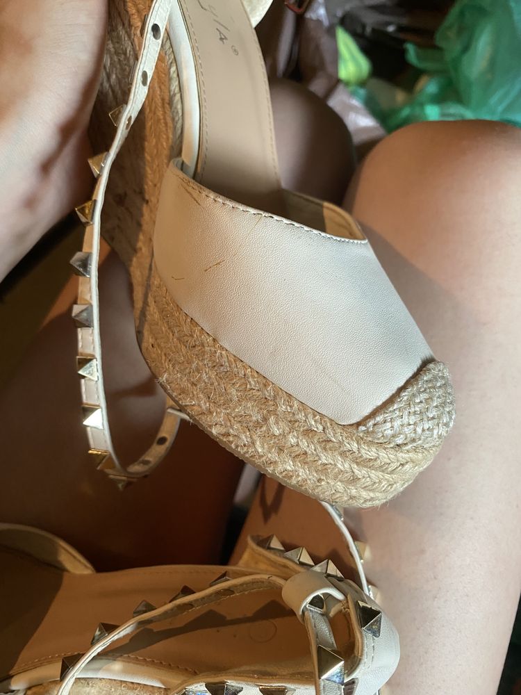Buty na koturnie