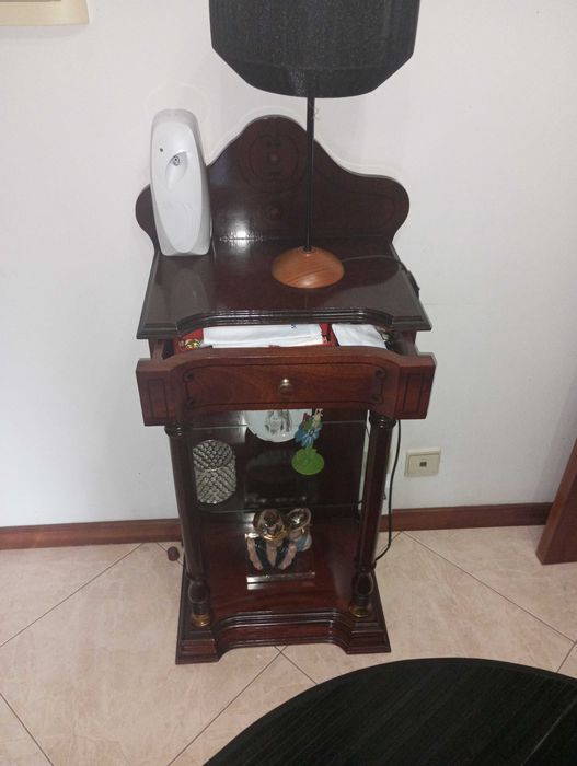 Mesa antiga de apoio para telefone