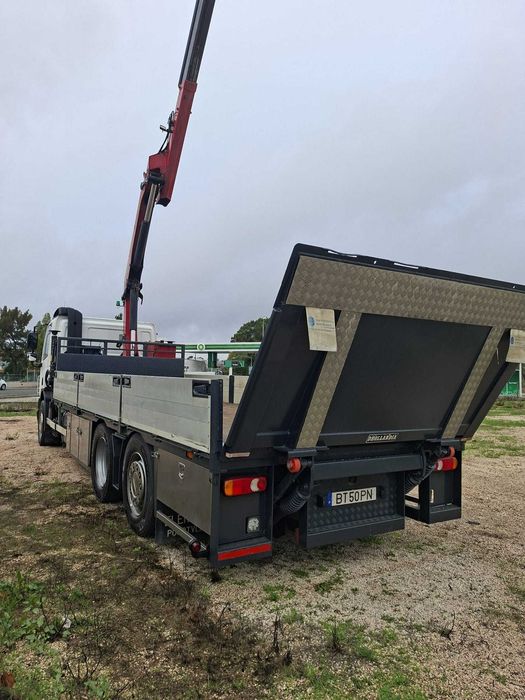Camião DAF 75 6x2 com GRUA