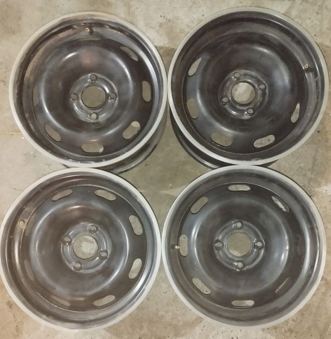 Диски R15
Покришка гудієр 185/65 р15 gt3 ніразу не їздила 
Диск