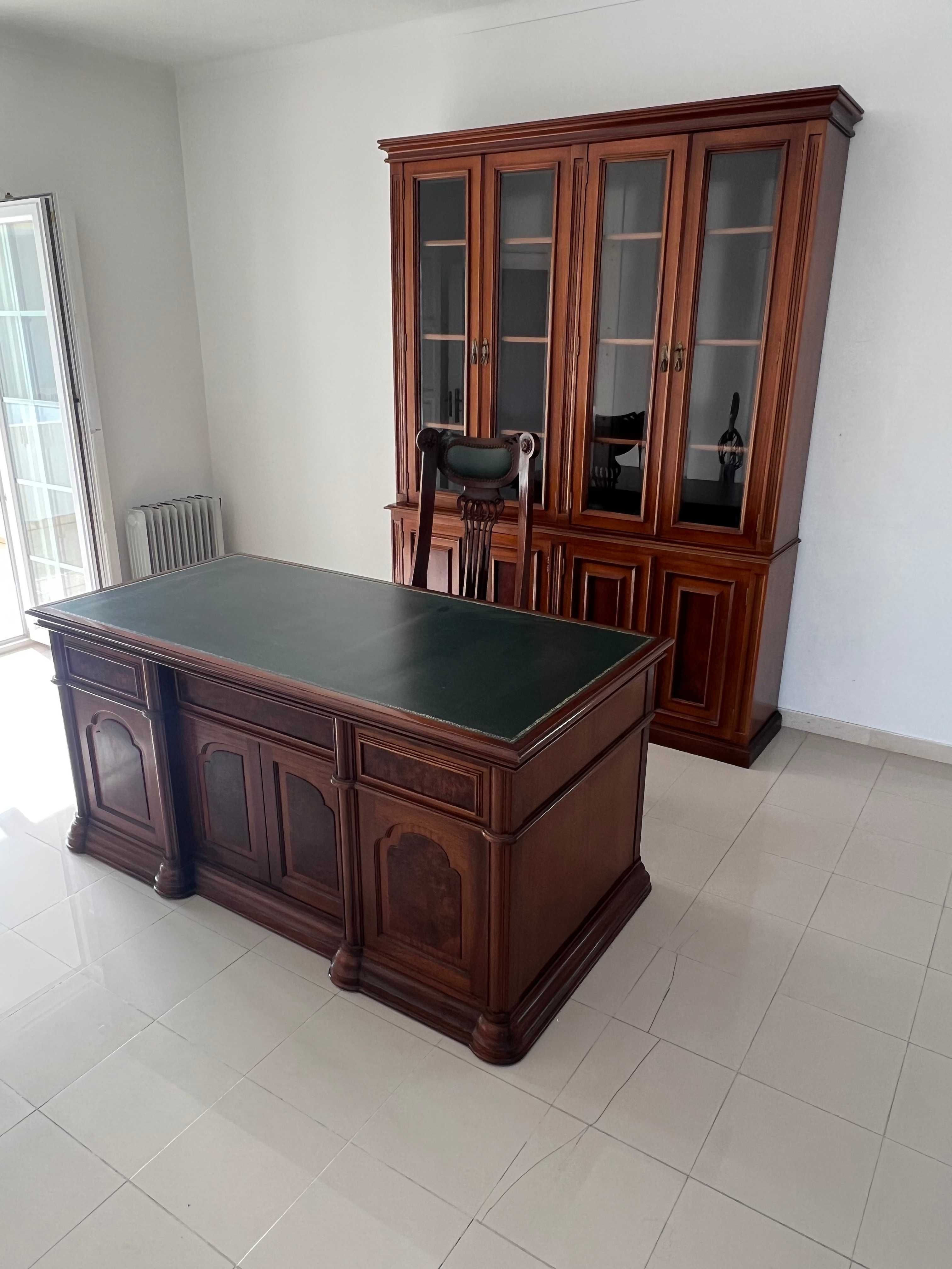 Secretária ,estante e cadeira