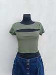 Crop top krótki rękaw rozcięcie na dekolcie prążek khaki L 40