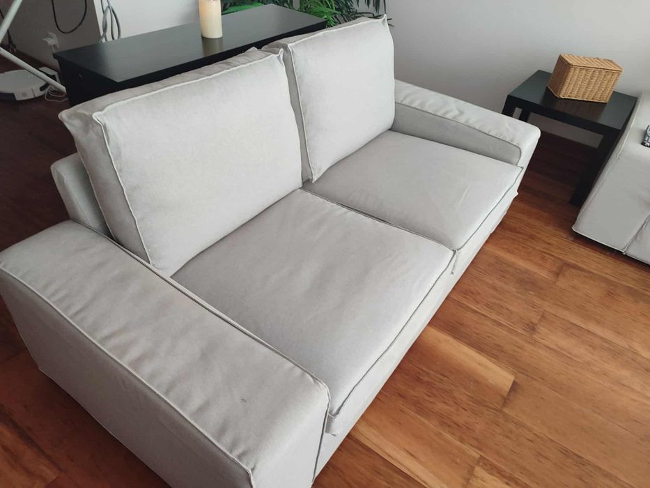 Conjunto de sofás em cinza claro.