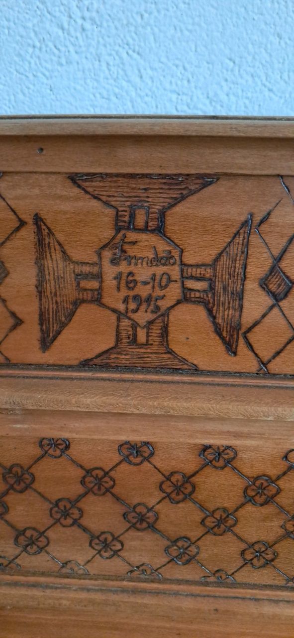 Cama de Madeira Antiga