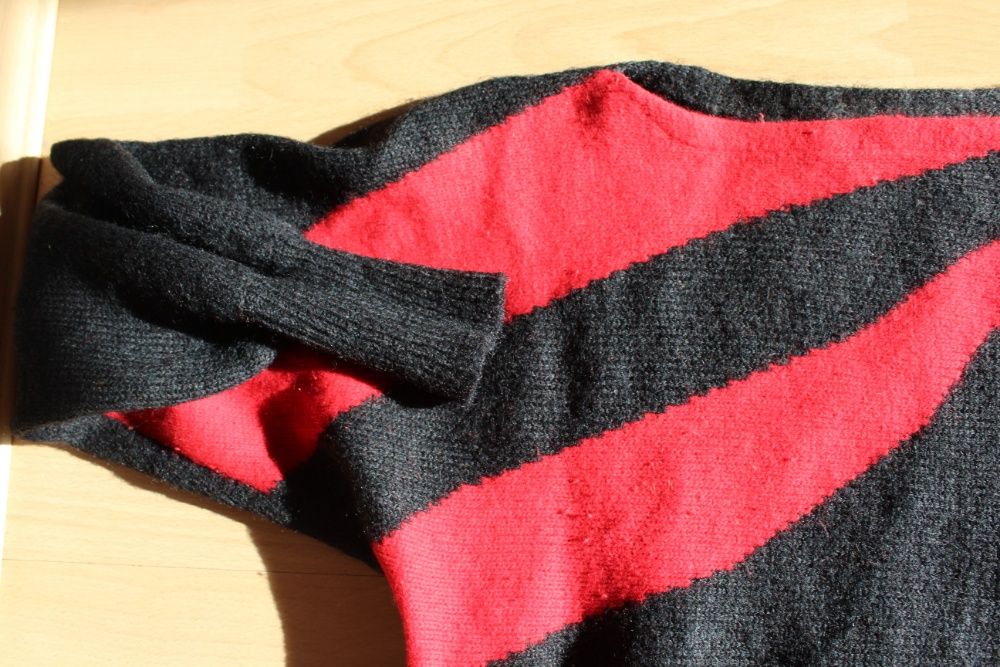 czarno-czerwony sweter moherowy