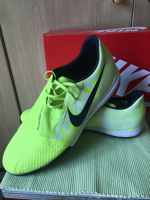 Кросівки футзал NIKE в ідеальному стані.Розмір 46 по устільці 30 см.