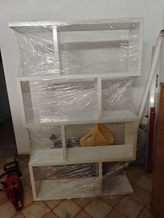 Biała szafka salon książki