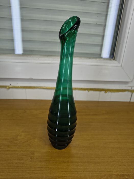 Wazon Schwepnitz Carola – lata 60., zielone szkło, 27,5 cm