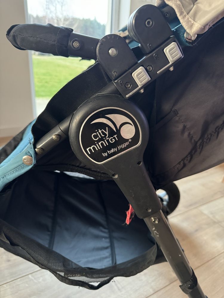 Wózek spacerowy, spacerówka Baby Jogger City Mini Gt z podnóżkiem