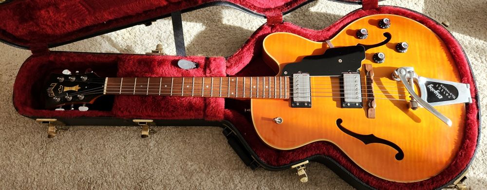 Guitarra Guild X-160 Savoy com Bigsby
