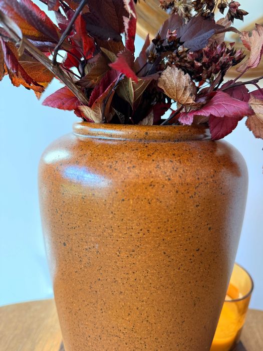 Elegancki,duży ceramiczny wazon w odcieniach brązu. Nakrapiany.