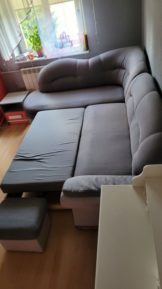 Narożnik rozkładany z pojemnikiem.