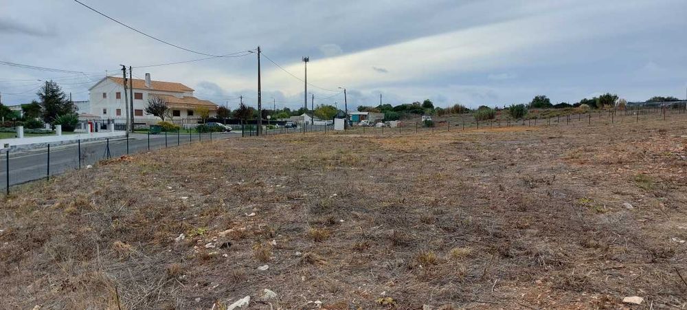Terreno c 3400m2, vedado com água e eletricidade na zona Pêro Pinheiro