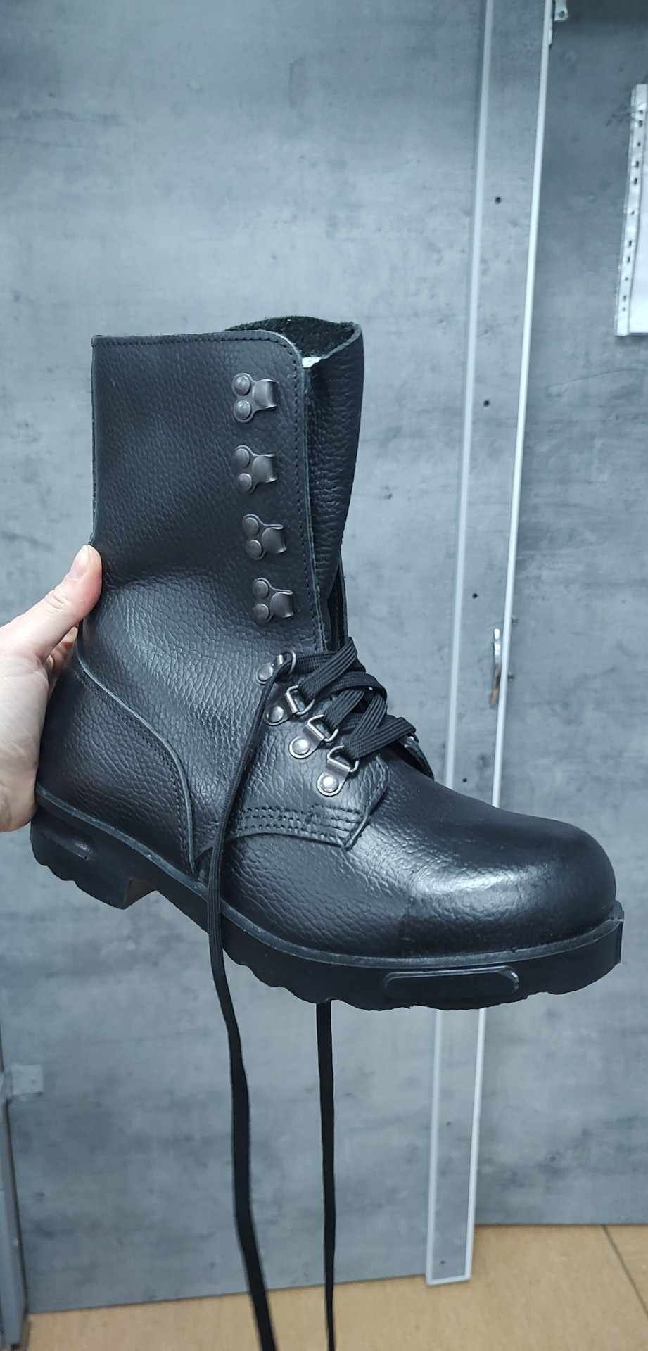 Czarne buty skórzane ALFA r.38/39 glany wojskowe policyjne resortowe