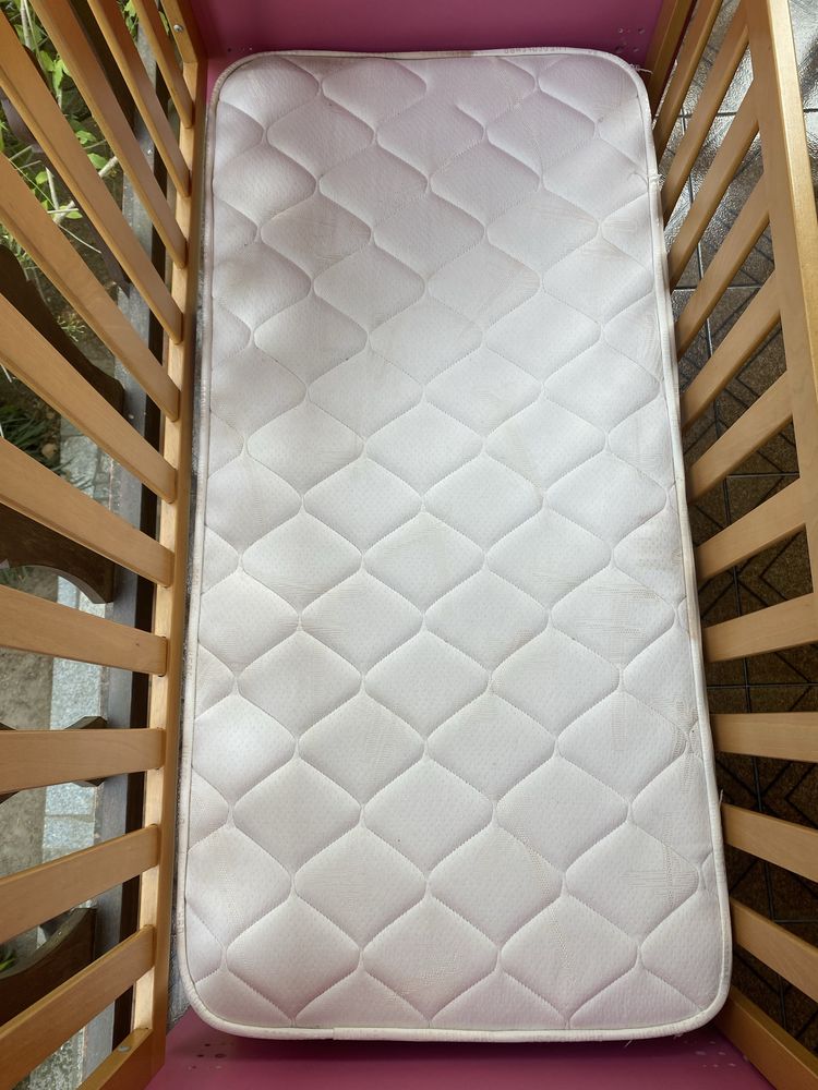 Cama de criança com colchão em bom estado de cobservação.