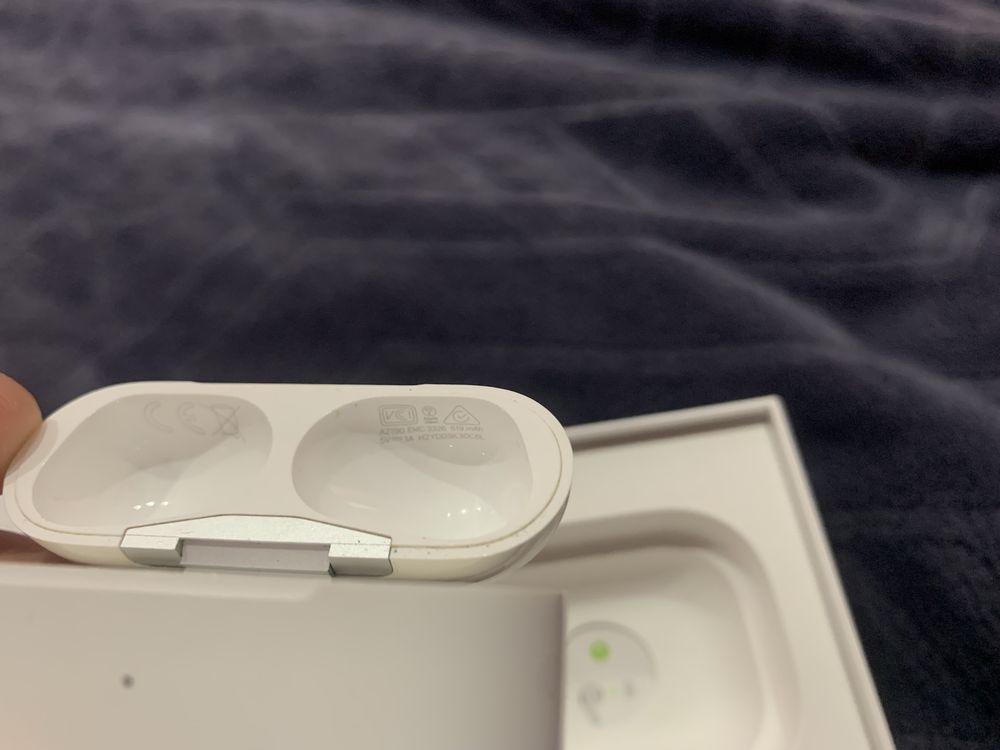 Кейс і правий навушник AirPods Pro