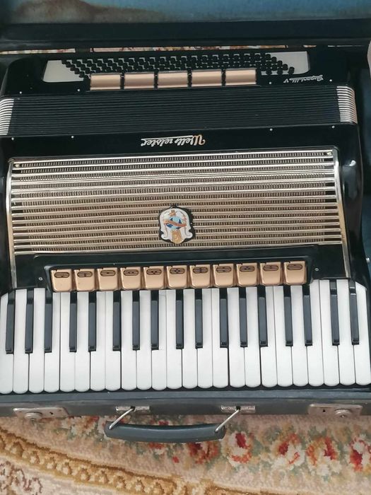 Akordeon weltmeister gigantilli V 120 basów z futerałem