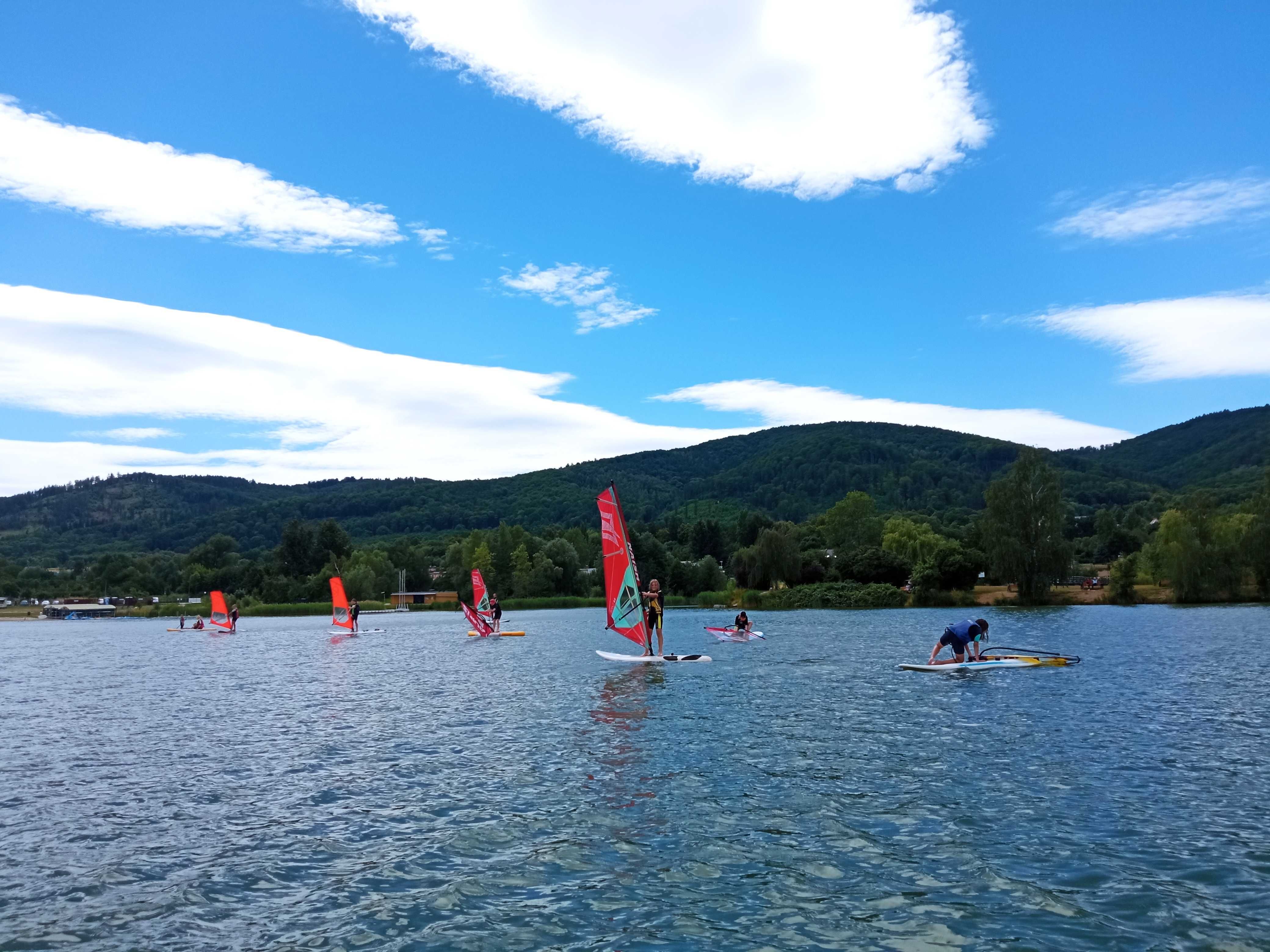 Długi Weekend Boże ciało z kursem Windsurfing Jezioro Bielawskie.