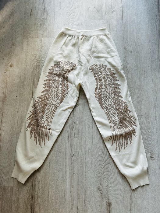 Kremowe spodnie dresowe z kryształkami – skrzydła anioła