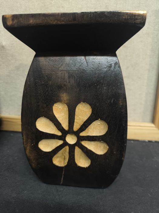 Vaso Rústica em Madeira Esculpida com Entalhes Flo. 
venda esta peça d