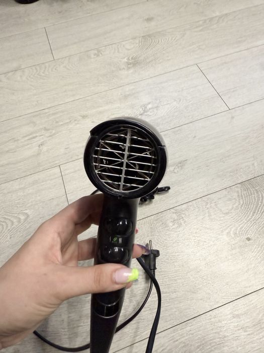 Suszarka do włosów czarna marki Remington