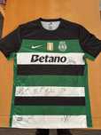 Camisola Sporting campeão 2025 rubricada pela equipa
