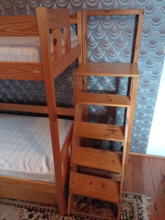 Łóżko piętrowe ze schodami.