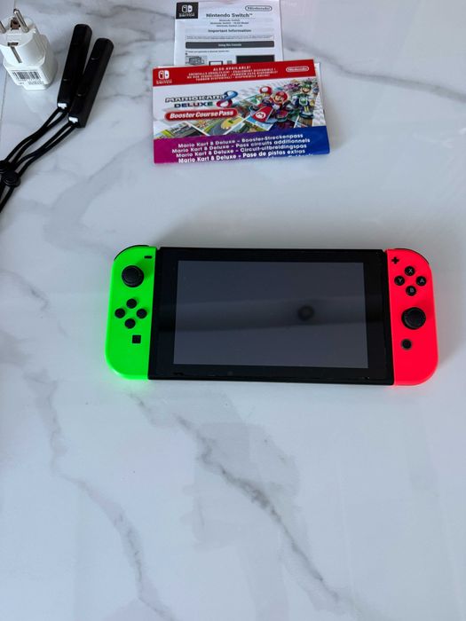 Konsola Nintendo Switch V2 + Akcesoria + Gra The Addams's Family