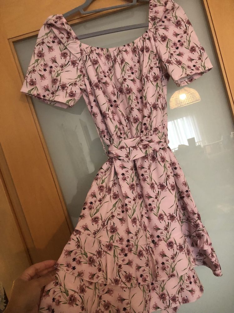 Vestido rosa com flores e cinto