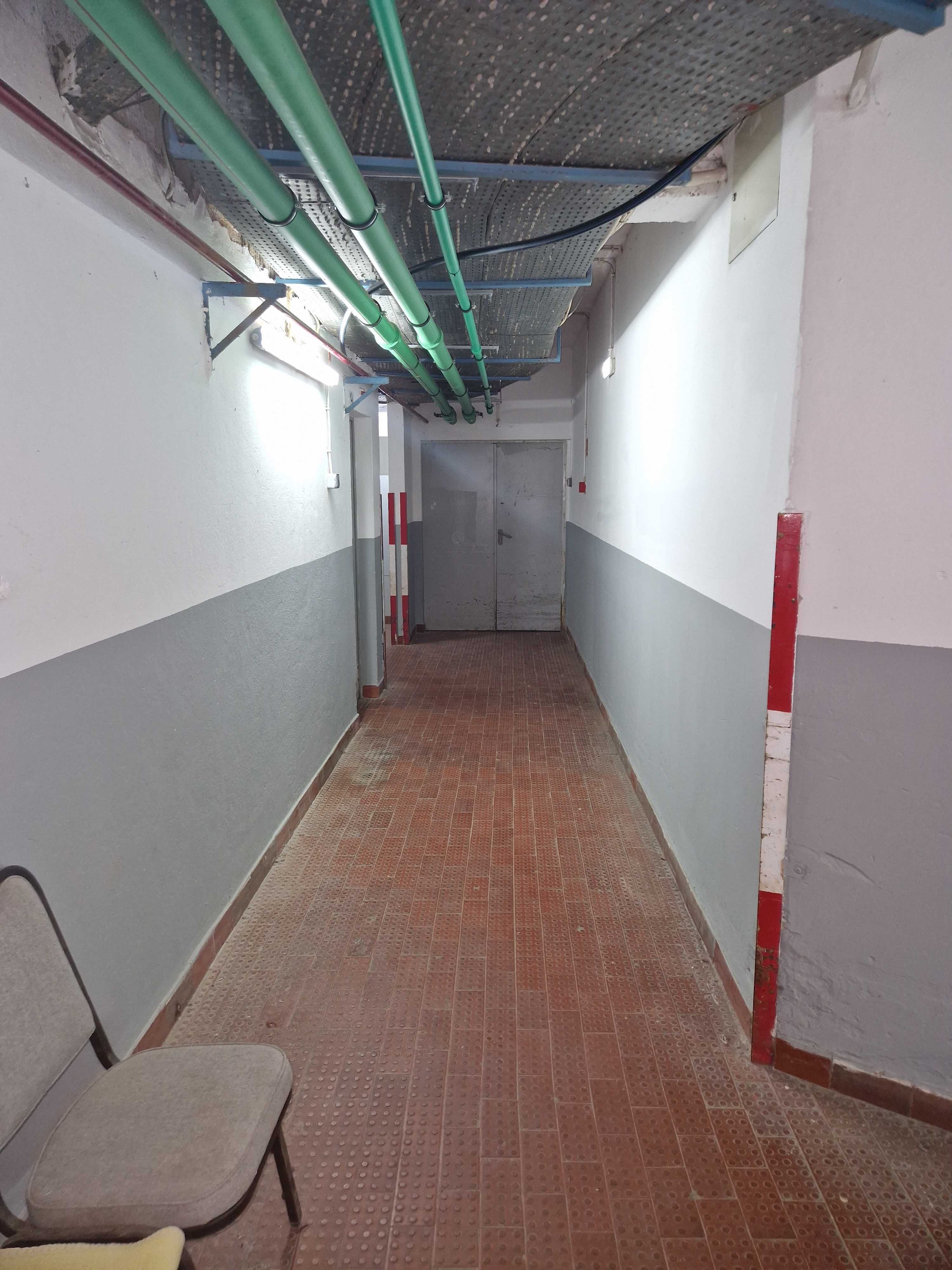 Arrecadação Portimão com Prateleiras - Fechada - 19m2 - Porta 1,95m