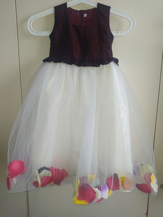 Cudownie tańcząca sukienka z płatkami kwiatów 4-6 lat 

Posiada warstw