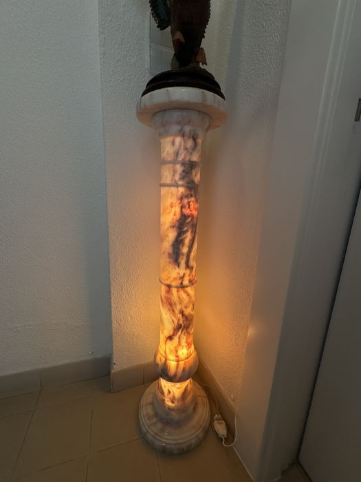 Pedesttal em marmore iluminado