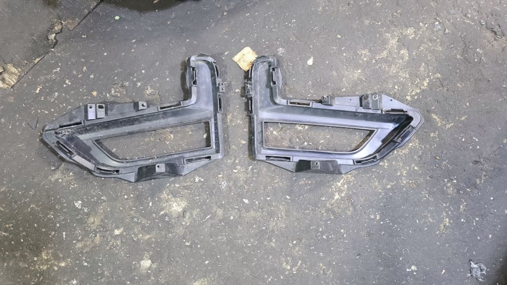 Продам передню решітку нісан рог