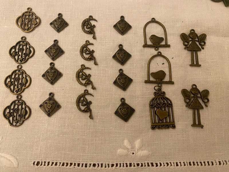 Peças em metal. Dourado velho. Para fazer manualidades, bijuteria.