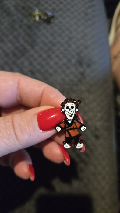 Przypinka pan w pizamie.