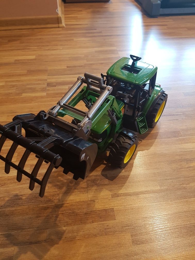 Trakror John Deere z przyczepą