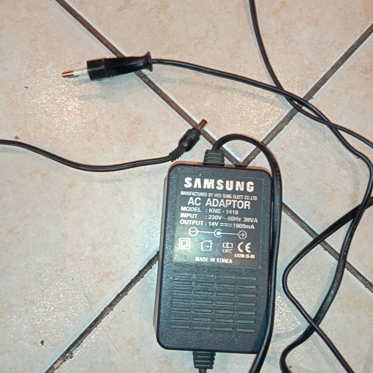 Zasilacz Samsung KNE 1418. 14V , 1800mA. Oryginał.