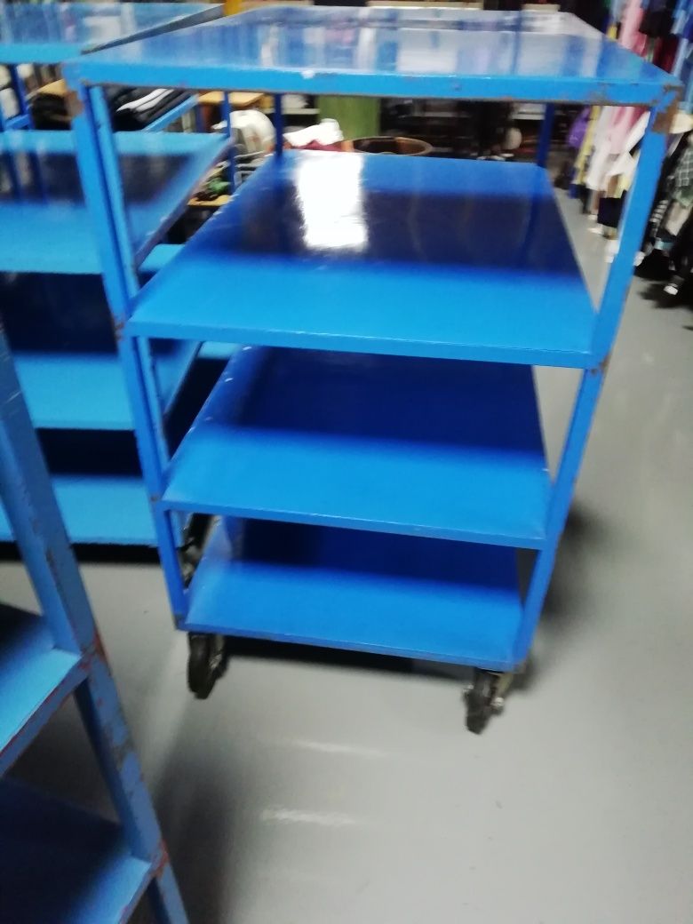 Carro em ferro de transporte ou arrumação