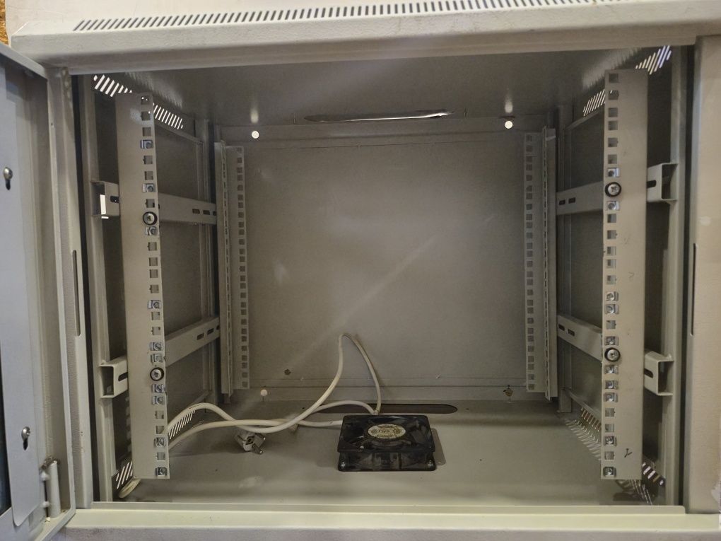 Серверна шафа 9U типу EServer або Hypernet