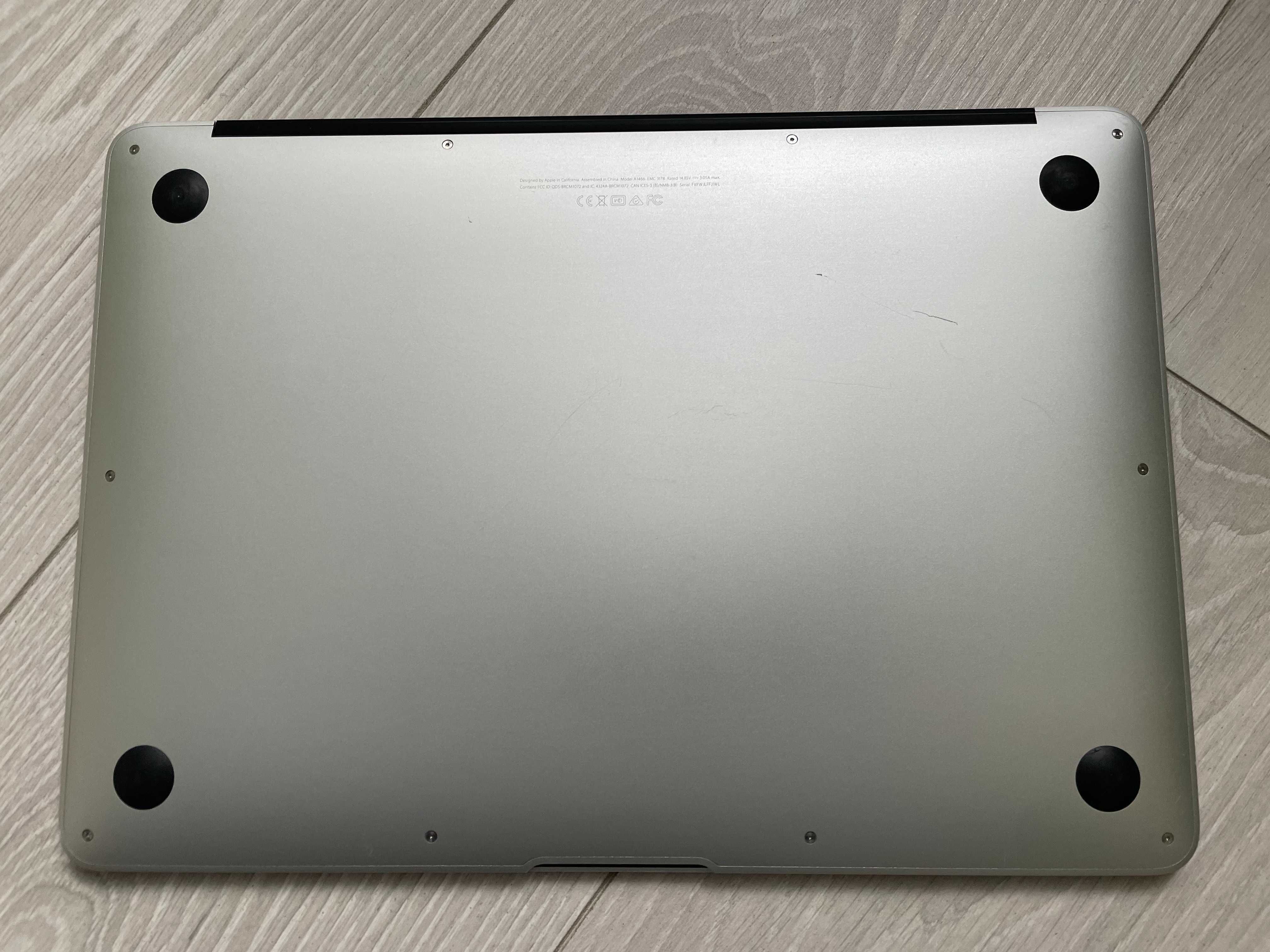 Apple MacBook Air A1466 / i5-5350u 1.8 GHz / 8GB / 128Gb SSD
