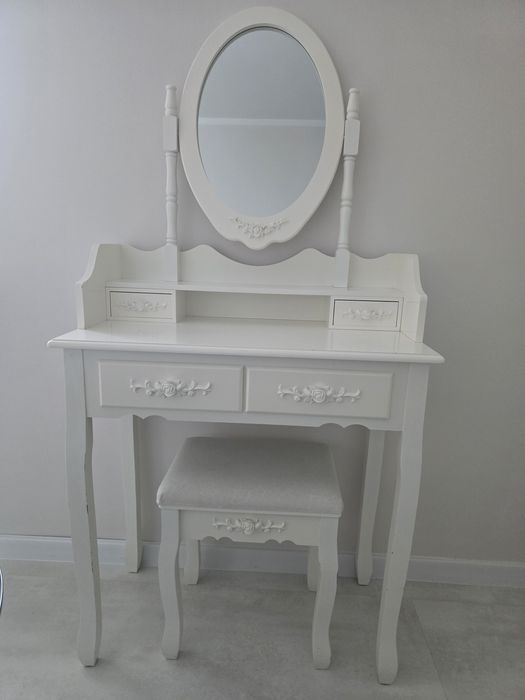 Sprzedam toaletkę białą