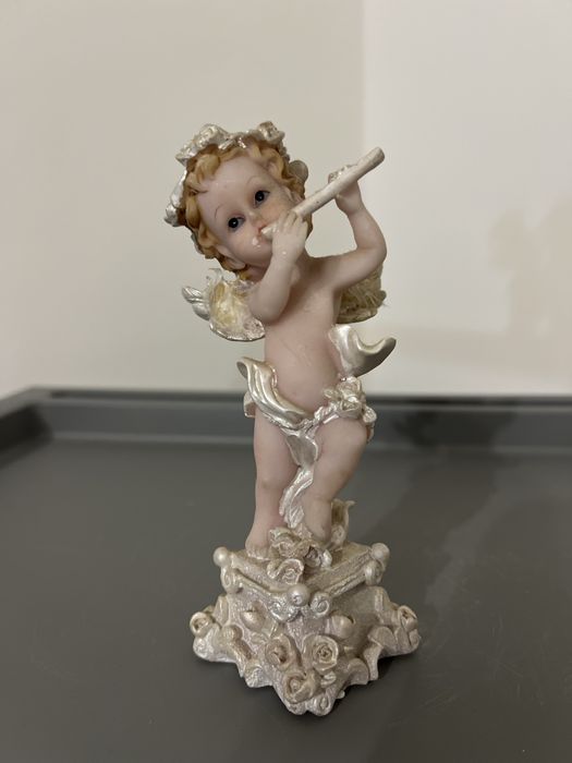 Маленька статуетка ангел