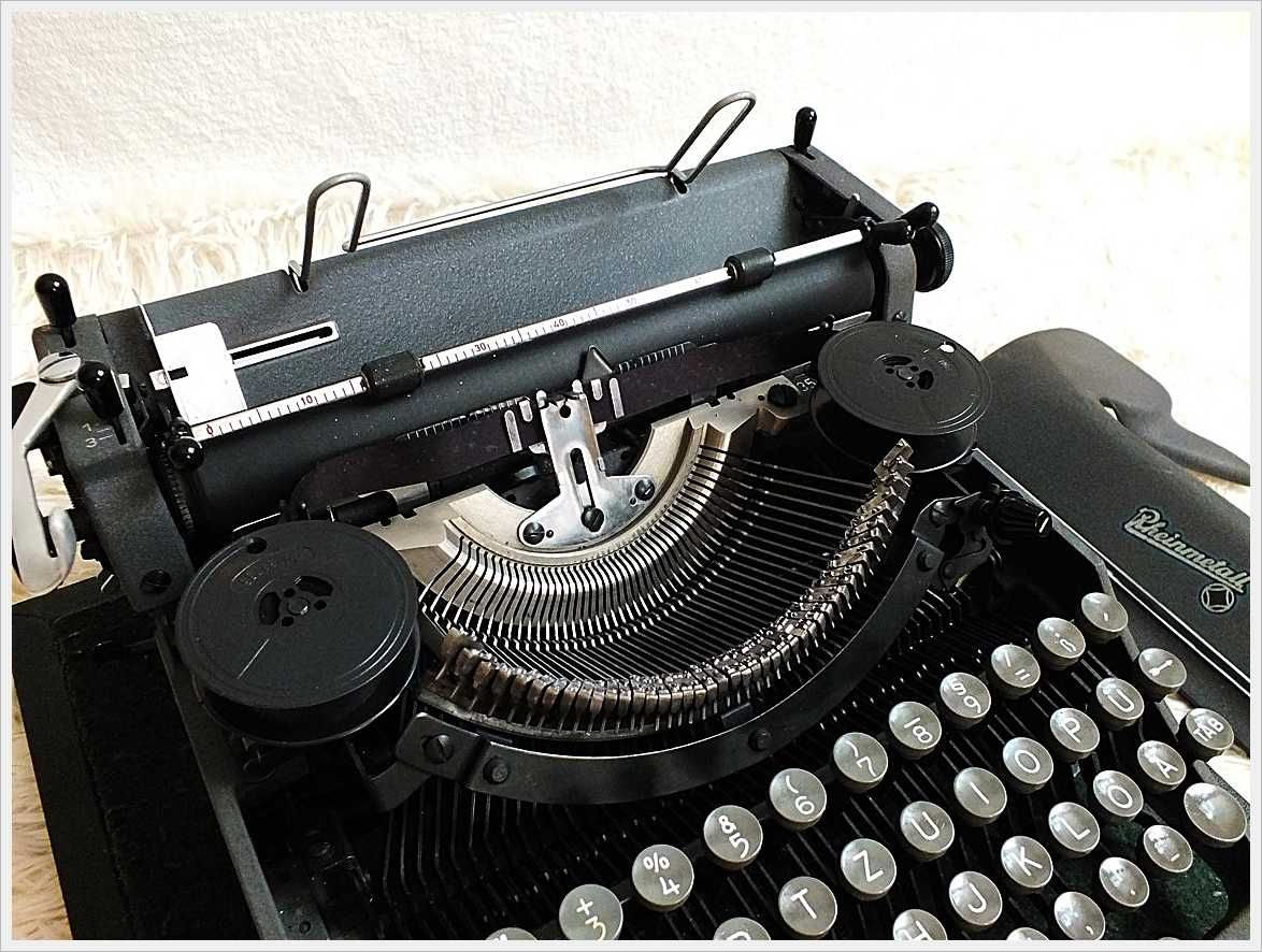 Stara mała maszyna do pisania Rheinmetal z lat 40-50-tych PRL