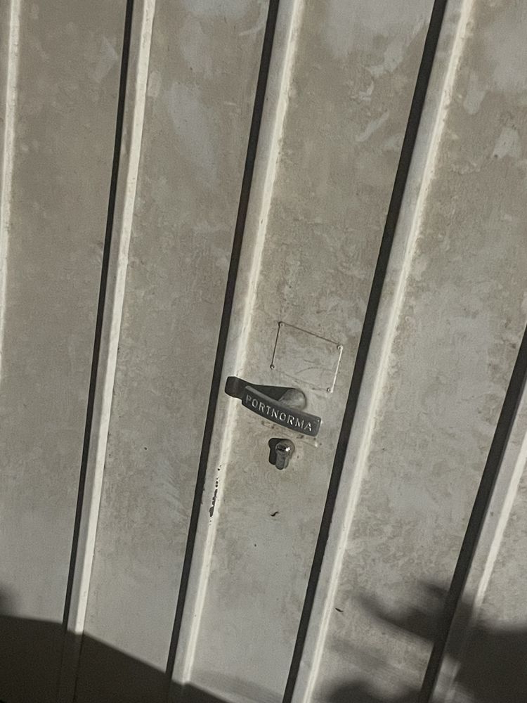Porta de garagem branca com várias chaves
