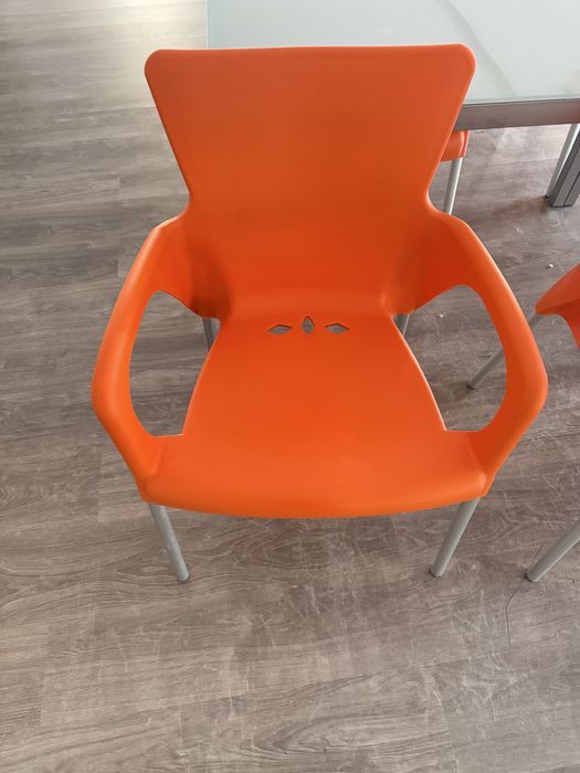 Mesa e cadeiras, Muito bom estado