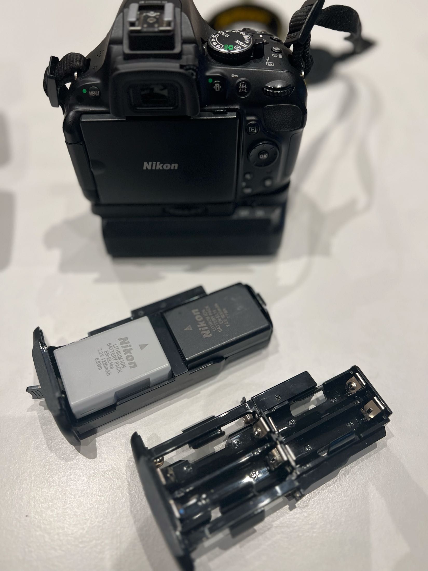 Nikon D5200 + 3 obiektywy + 3 lampy, wyzwalacz, grip - okazja