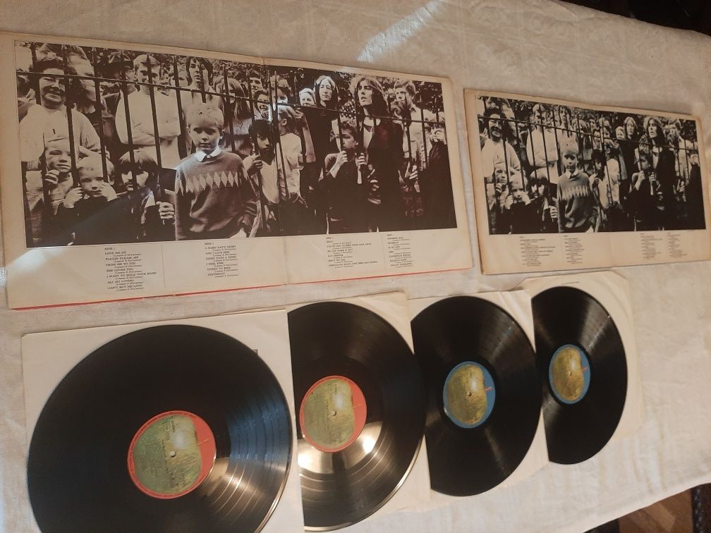 Płyty winylowe The Beatles stare wydania cena po 120 zł.