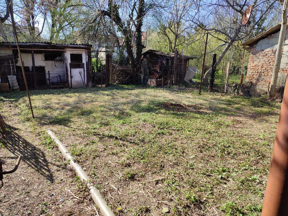 Півбудинка з окремою ділянкою і двором в центрі міста