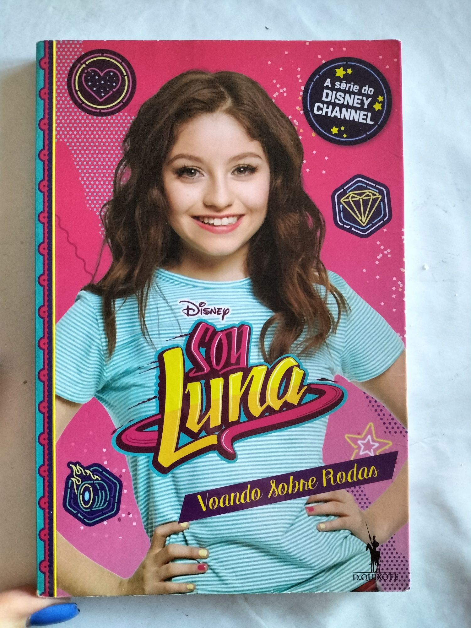 Livro Soy Luna voando sobre rodas